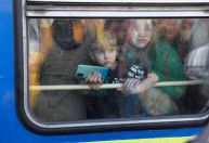 Repórter da CNN mostra refugiados deixando Kiev rumo a Varsóvia em trens lotados