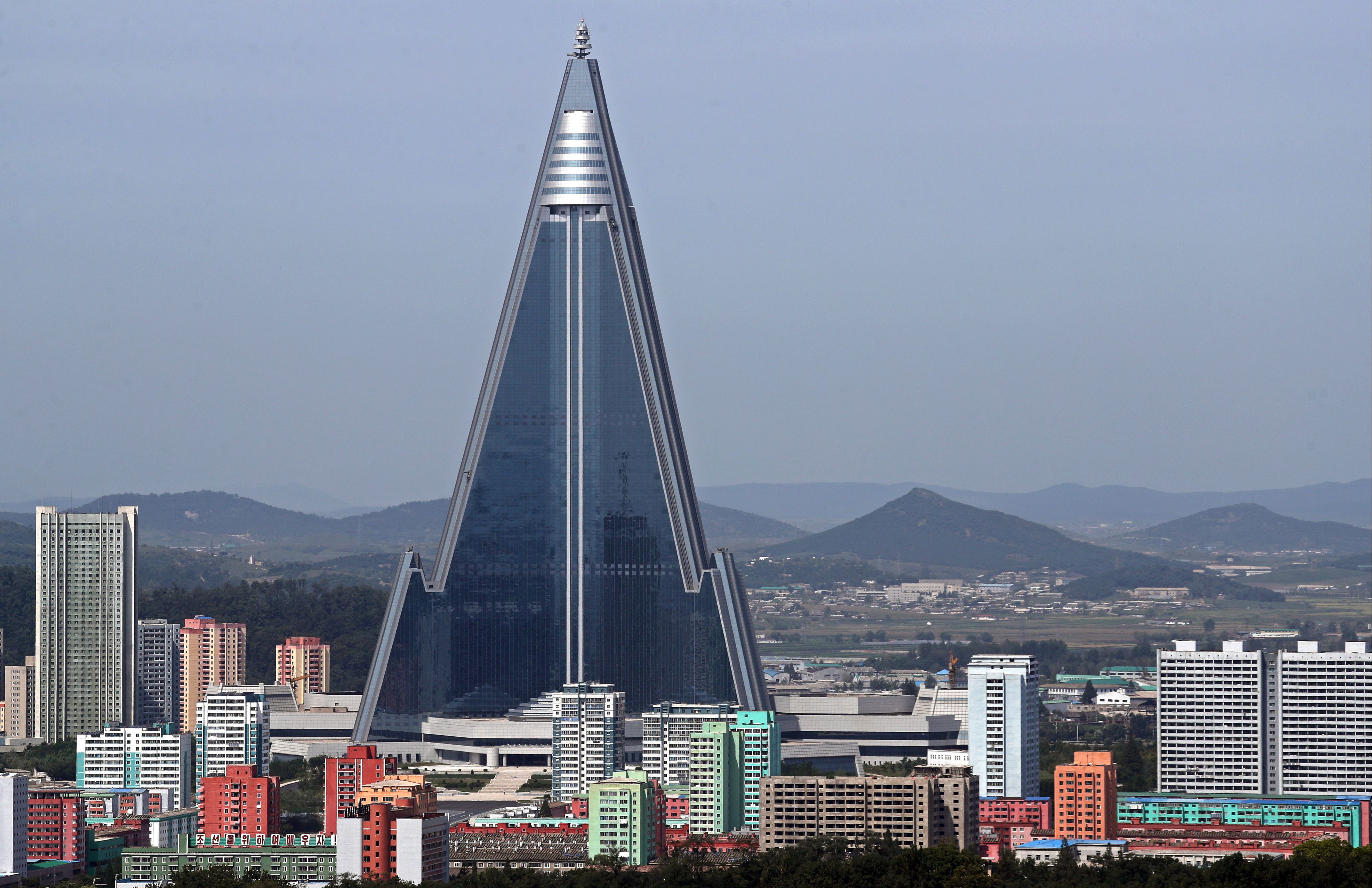O Ryugyong Hotel tem 330 metros e 105 andares, e está abandonado desde 2013 / Foto: Alexander Demianchuk\TASS via Getty Images