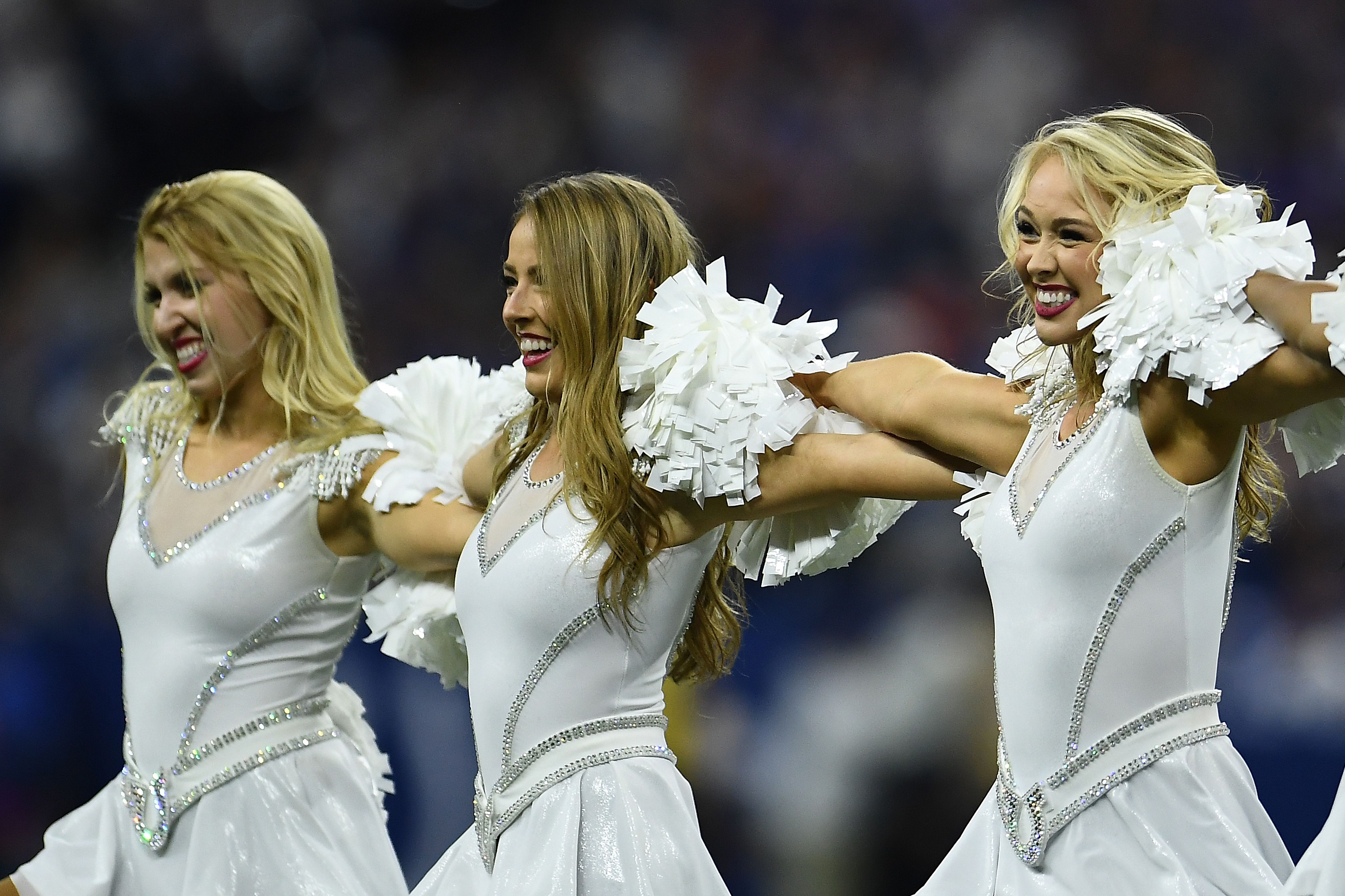 Em 2019, as líderes de torcida dos Colts usaram vestidos brilhantes de uma peça por uma temporada antes de introduzir uniformes de duas peças no estilo colegial, no ano passado. / Foto: Stacy Revere/Getty Images