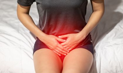 Mulher com infecção urinária | doença | saúde