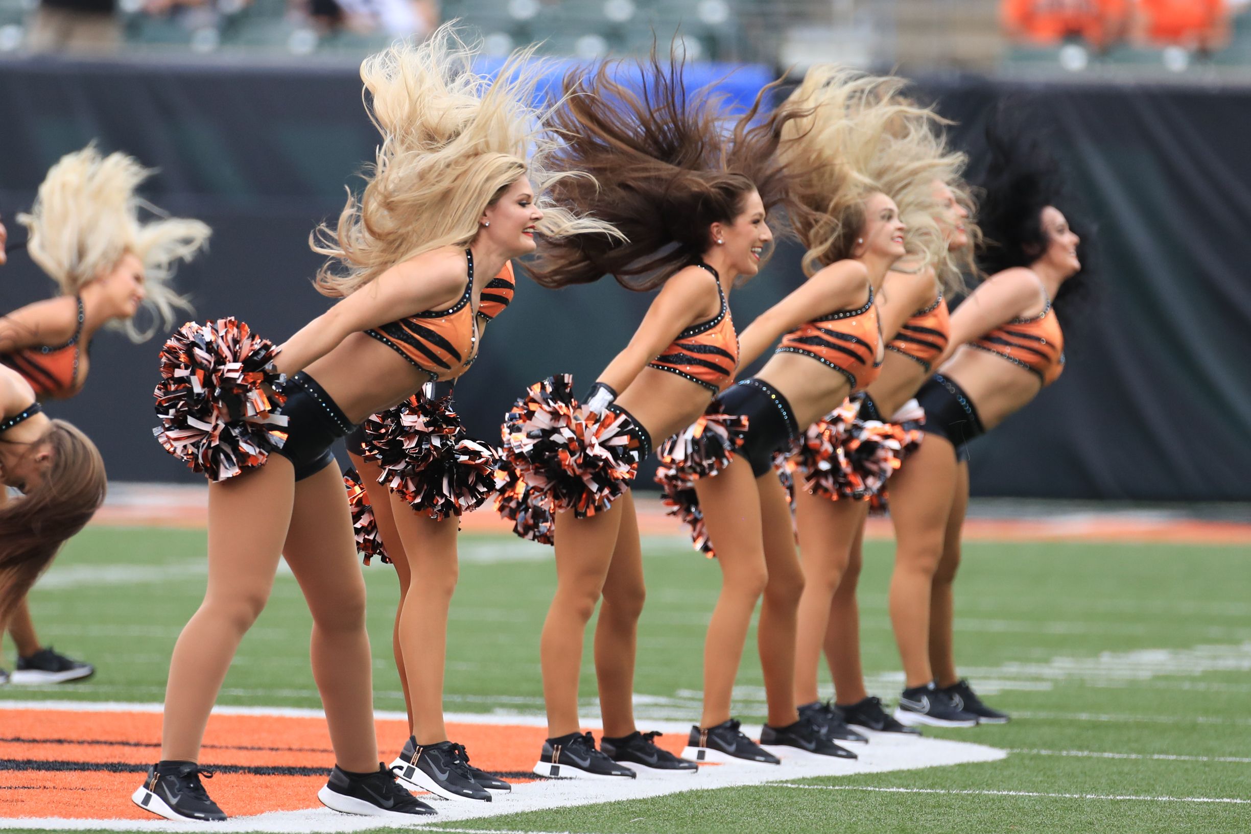 As líderes de torcida do Cincinnati Bengals aposentaram esse estilo na temporada passada, optando por tops de manga curta. / Foto: Ian Johnson/Icon Sportswire via Getty Images