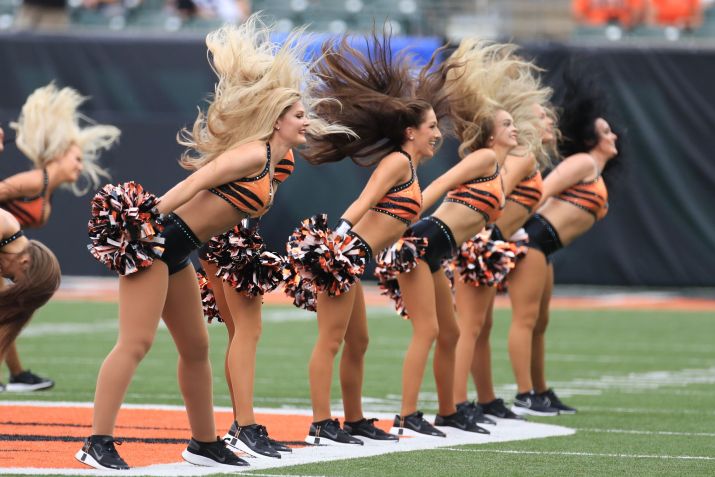 As líderes de torcida do Cincinnati Bengals aposentaram esse estilo na temporada passada, optando por tops de manga curta. / Foto: Ian Johnson/Icon Sportswire via Getty Images