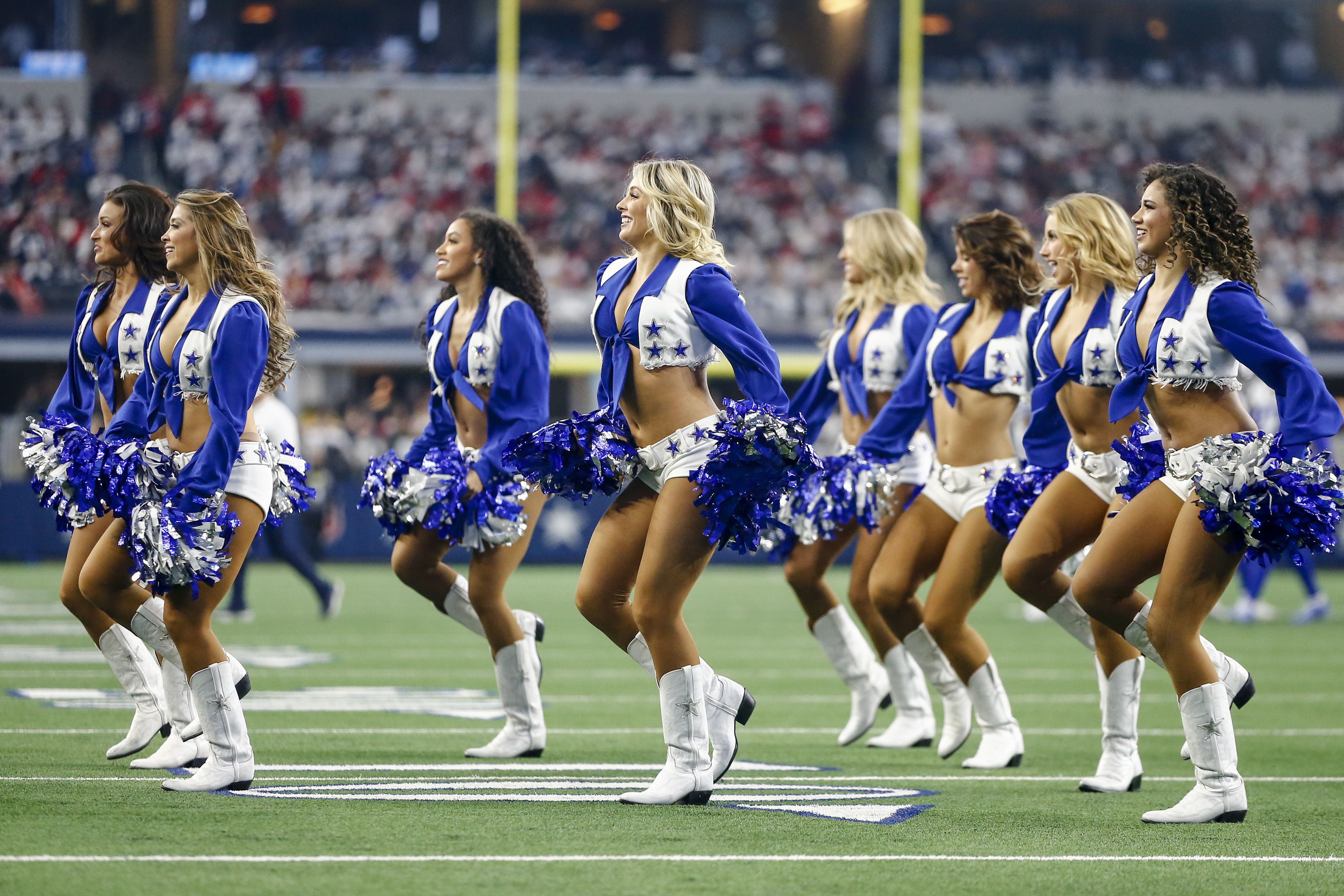 As líderes de torcida do Dallas Cowboys mantiveram um estilo de uniforme semelhante por cinco décadas, e dois uniformes estão agora na coleção do museu Smithsonian. / Foto: Matthew Pearce/Icon Sportswire via Getty Images