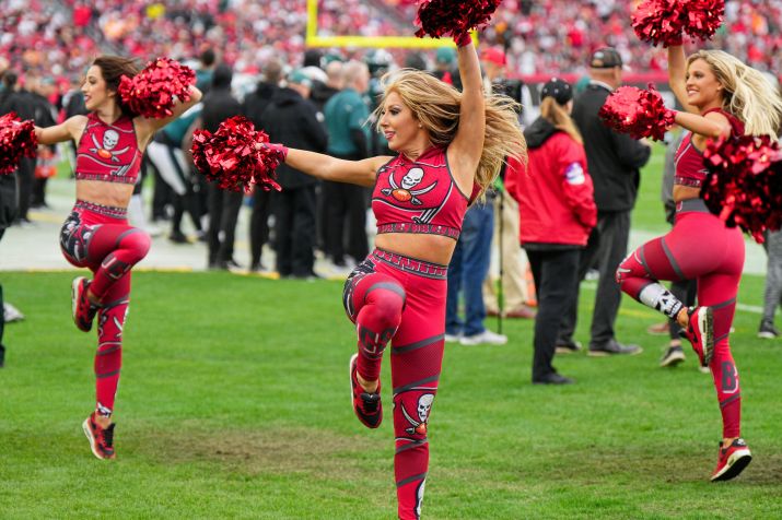 Desde então, a equipe dos Bucs introduziu um uniforme mais esportivo, com tênis. / Foto: Andy Lewis/Icon Sportswire via Getty Images