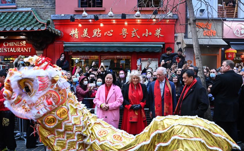 O príncipe Charles and Camilla, duquesa de Cornwall, visitam a Chinatown de Londres em 10 de fevereiro de 2022 para marcar o Ano Novo Lunar / Justin Tallis - WPA Pool /Getty Images
