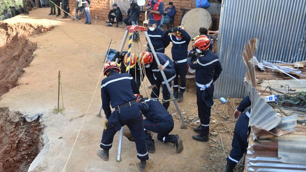 Equipes de resgate do Marrocos conseguiram enviar comida e água para o menino Rayan, de 5 anos, que está preso em um buraco de mais de 30m