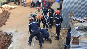 Equipes de resgate do Marrocos conseguiram enviar comida e água para o menino Rayan, de 5 anos, que está preso em um buraco de mais de 30m