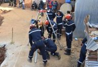 Equipe de resgate retira menino que estava preso em poço no Marrocos há cinco dias