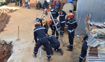 Equipe de resgate retira menino que estava preso em poço no Marrocos há cinco dias