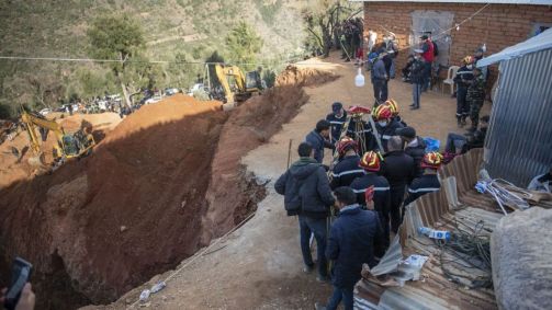 Socorristas e homens da equipe de resgate seguem acompanhando a situação da saúde do menino Rayan, de 5 anos, preso em poço de mais de 30 m há três dias