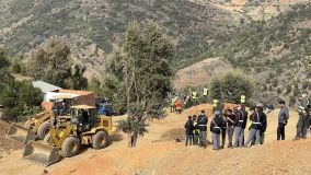 Equipes de resgate e escavadeiras trabalham ininterruptamente no resgate de Rayan, de 5 anos