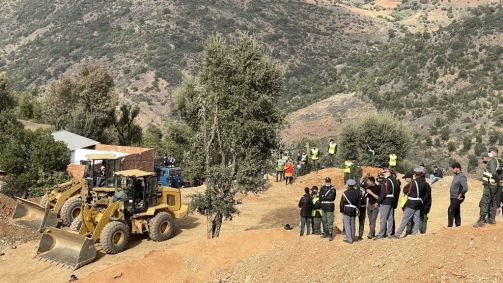 Equipes de resgate e escavadeiras trabalham ininterruptamente no resgate de Rayan, de 5 anos