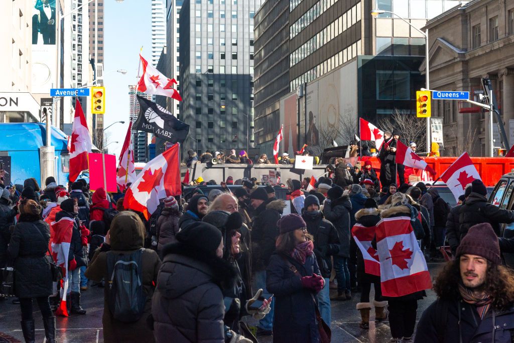 Manifestantes se reúnem para um protesto contra os mandatos e restrições da vacina Covid-19 no centro de Toronto, Canadá, em 5 de fevereiro de 2022. mandatos está agora em sua segunda semana / Anatoliy Cherkasov/NurPhoto via Getty Images