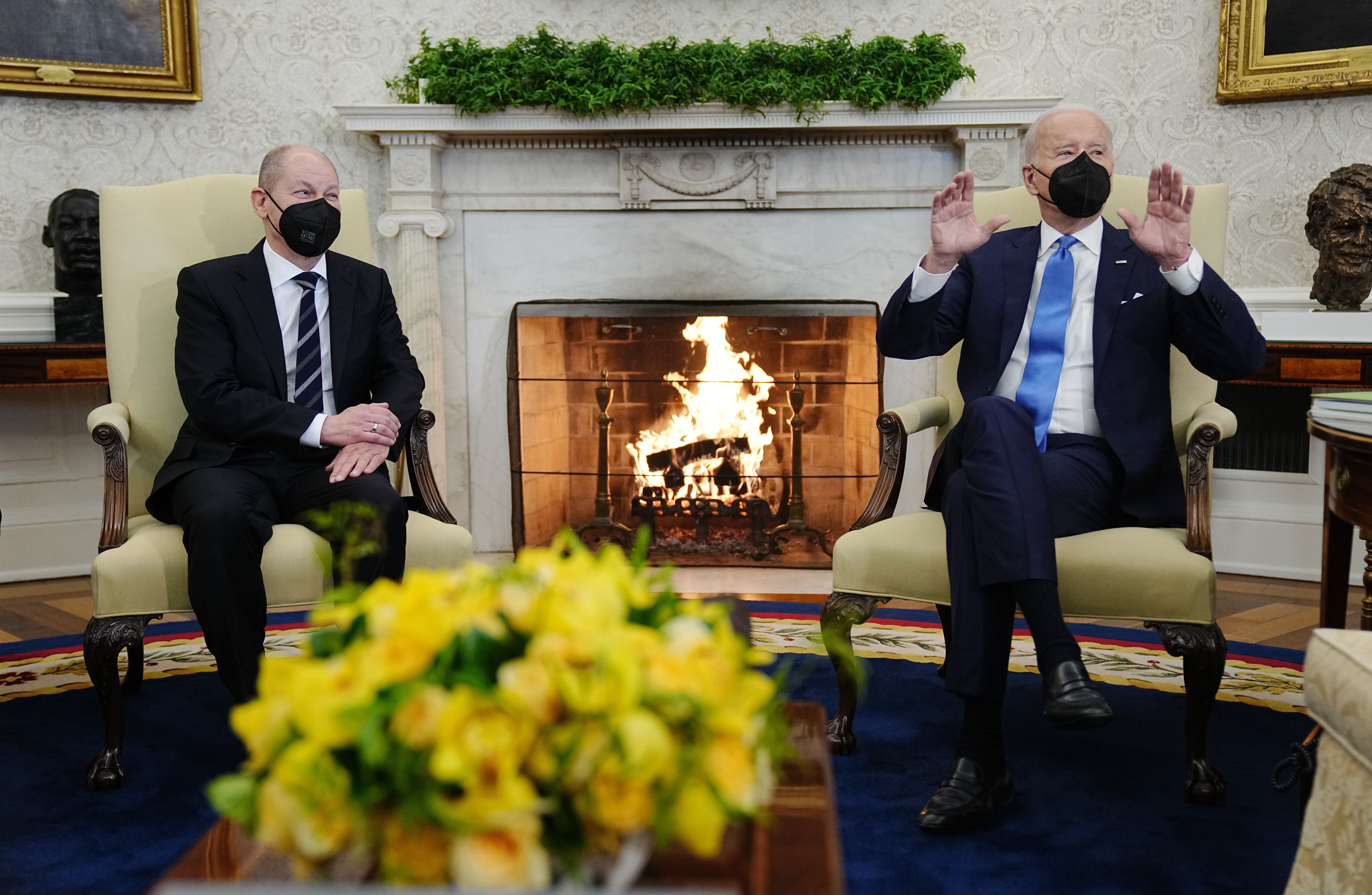O chanceler alemão, Olaf Scholz, se encontra com o presidente dos EUA, Joe Biden, no Salão Oval da Casa Branca nesta segunda-feira (7)