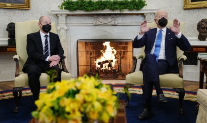 O chanceler alemão, Olaf Scholz, se encontra com o presidente dos EUA, Joe Biden, no Salão Oval da Casa Branca nesta segunda-feira (7)