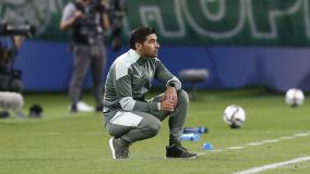 Técnico Abel Ferreira orienta equipe do Palmeiras durante a partida