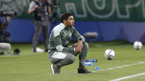 Técnico Abel Ferreira orienta equipe do Palmeiras durante a partida