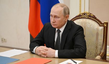 Em reunião com conselho, Putin diz avaliar reconhecer independência de separatistas na Ucrânia