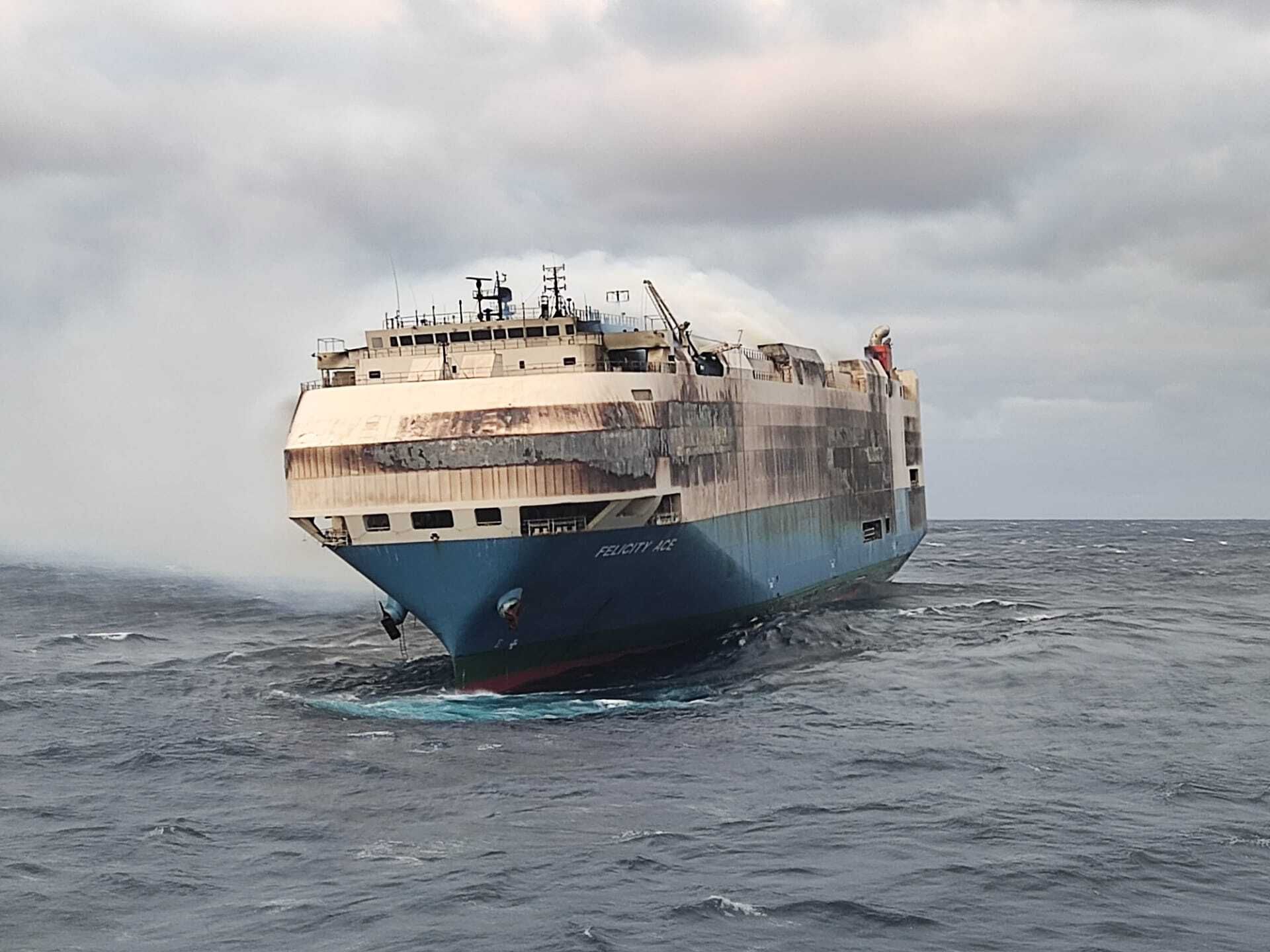 Navio que transportava carros de luxo pegou fogo no meio do Oceano Atlântico; tripulantes foram evacuados / Cortesia do gabinete de imprensa do Kremlin/Anadolu Agency via Getty Images