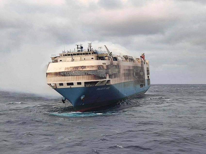 Navio que transportava carros de luxo pegou fogo no meio do Oceano Atlântico; tripulantes foram evacuados / Cortesia do gabinete de imprensa do Kremlin/Anadolu Agency via Getty Images