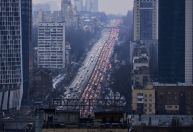 Moradores de Kiev formam longas filas de carro tentando sair da capital da Ucrânia