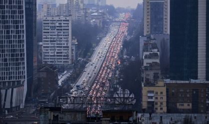 CARROS FILAS KIEV UCRANIA RUSSIA GUERRA