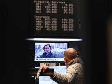 Corretor na bolsa de valores de Frankfurt acompanha noticiário sobre ataque russo à Ucrânia, em 24 de fevereiro de 2021.