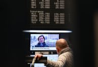 Ibovespa segue exterior e cai mais de 2% com invasão da Ucrânia; dólar sobe