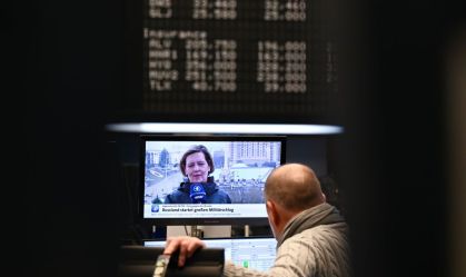 Corretor na bolsa de valores de Frankfurt acompanha noticiário sobre ataque russo à Ucrânia, em 24 de fevereiro de 2021.
