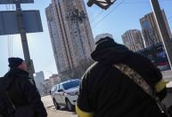 Autoridades tentam estabilizar prédio residencial atingido por míssil em Kiev