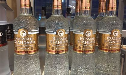 Regiões dos EUA querem boicotar vodcas russas; saiba se medida é possível