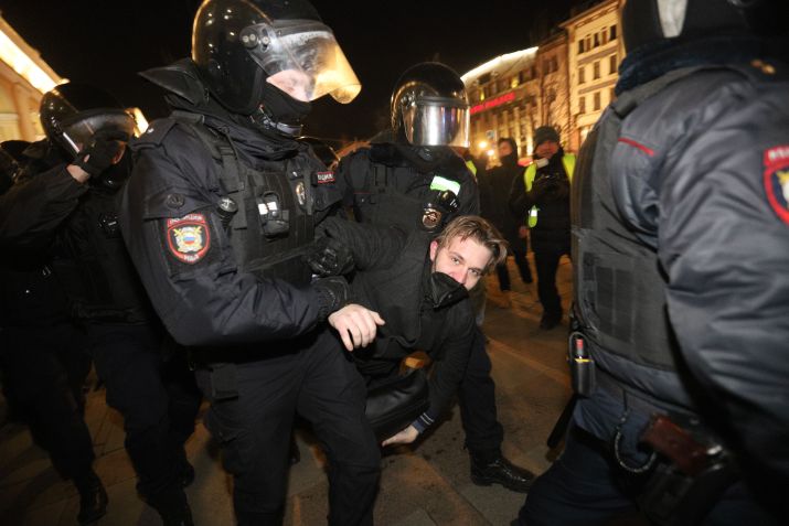 Pessoas são presas em protestos antiguerra na Rússia / Anadolu Agency via Getty Images (27.fev.2022)