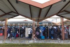 Estação de trem na Polônia registra alto fluxo de refugiados vindos da Ucrânia