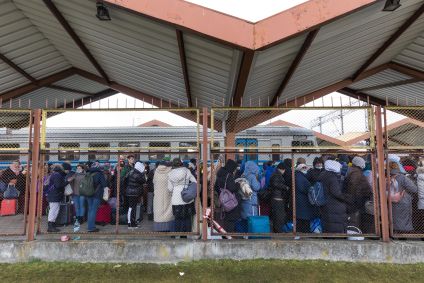 Estação de trem na Polônia registra alto fluxo de refugiados vindos da Ucrânia