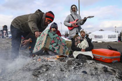 Refugiados acampam perto da fronteira entre a Ucrânia e a Polônia