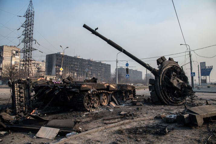 Tanque de guerra russo destruído na Ucrânia / Maximilian Clarke/SOPA Images/LightRocket via Getty Images