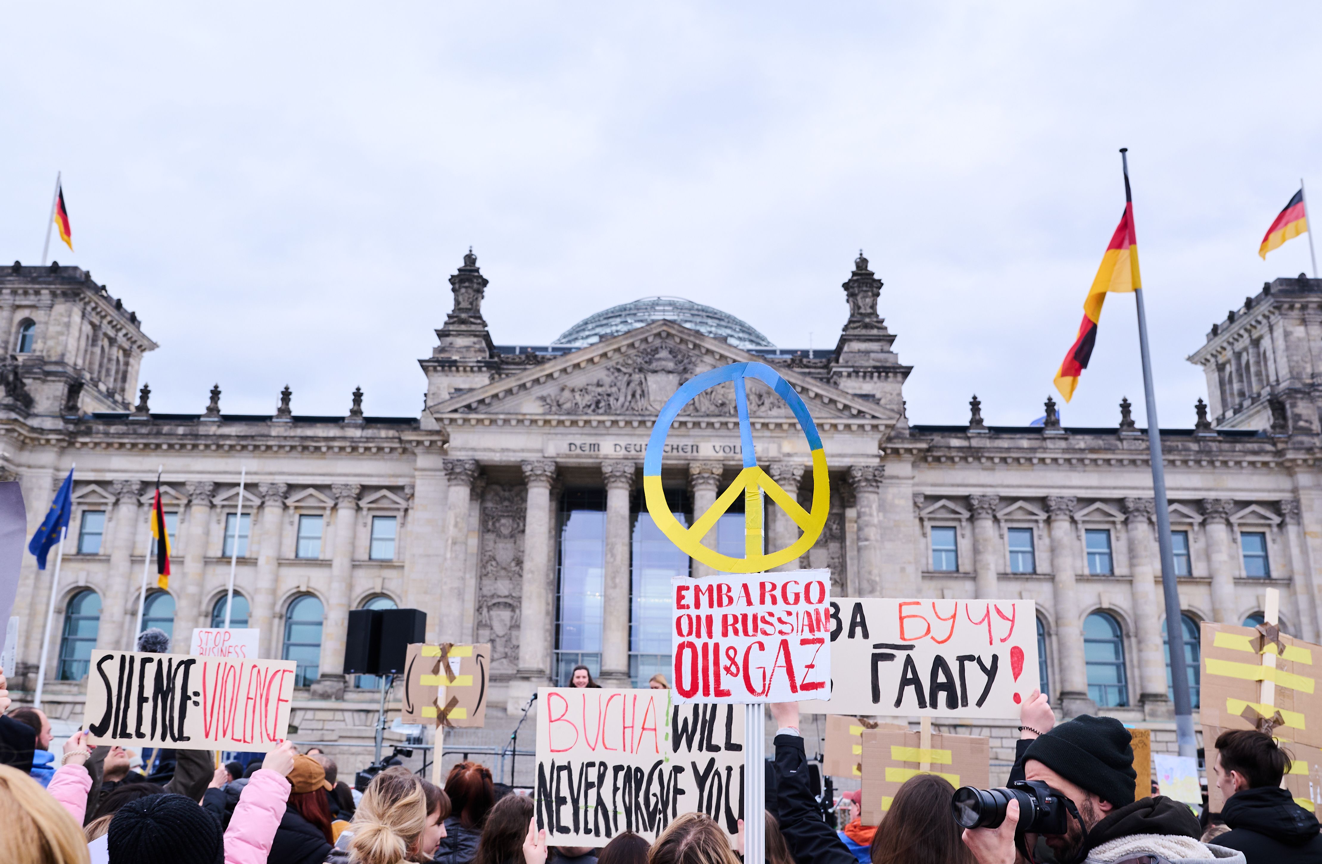 Em ato em frente ao Parlamento alemão, manifestantes pedem paz na Ucrânia e exigem sanções contra a Rússia