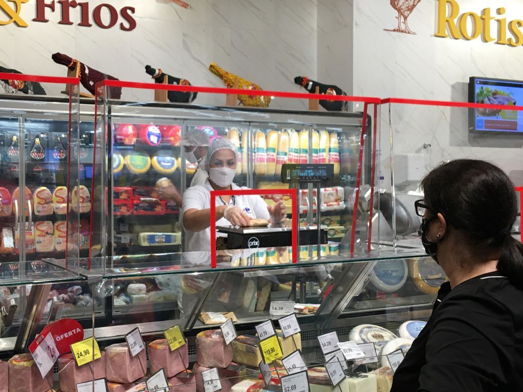 Cliente em supermercado de São Paulo