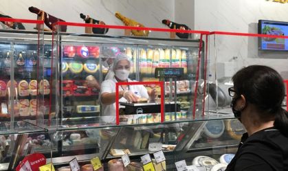Cliente em supermercado de São Paulo
