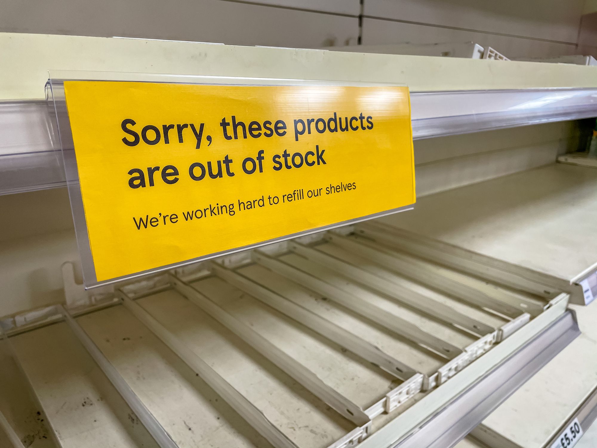 "Desculpe, esses produtos estão fora de estoque": aviso em prateleira vazia de supermercado / Craig Hastings / Getty Images