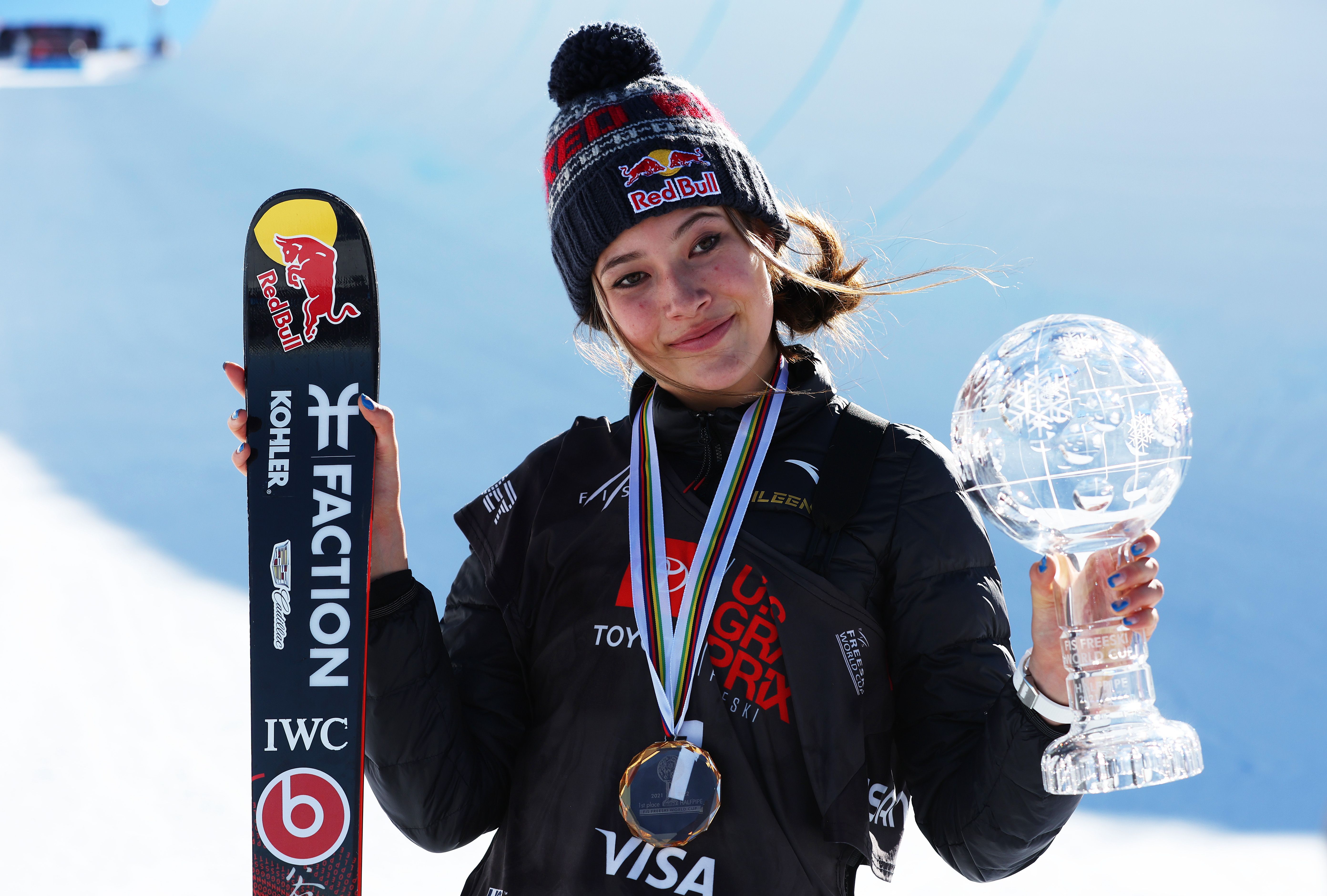 Eileen Gu depois de ficar em primeiro lugar na competição de Esqui Livre Halfpipe no Grand Prix dos EUA em 8 de janeiro de 22, na California / Foto: Sean M. Haffey/Getty Images