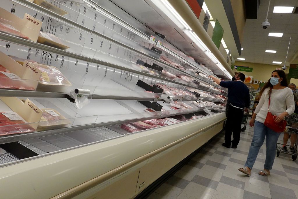 Prateleiras de carne parcialmente vazias em supermercado de Miami, na Flórida, em 11 de janeiro de 2022