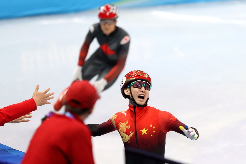Chinês Dajing Wu comemora após vitória nas Olimpíadas de Inverno de Pequim, na China (5.fev.2022)