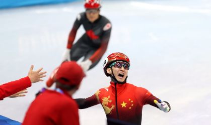 Chinês Dajing Wu comemora após vitória nas Olimpíadas de Inverno de Pequim, na China (5.fev.2022)