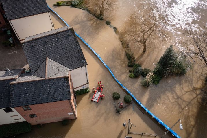 Funcionários da Severn Area Rescue Association (SARA) atravessam a água da enchente em Bewdley para verificar o bem-estar dos moradores depois que o rio Severn ultrapassou as barragens em 23 de fevereiro de 2022 em Bewdley, Worcestershire. / Getty Images