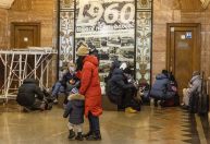 Estações de metrô viram bunkers e população em fuga deixa trânsito caótico em Kiev