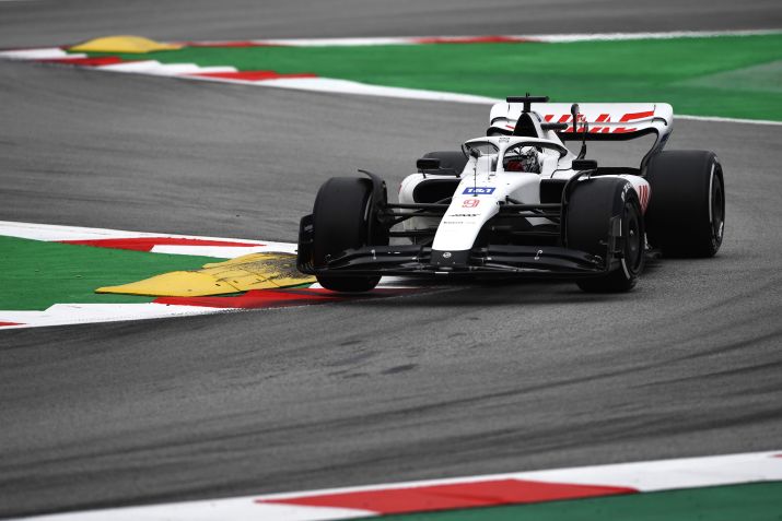 Piloto russo Nikita Mazepin dirige em Barcelona o carro da Haas, nesta sexta (25), sem as cores da bandeira da Rússia. / Getty Images