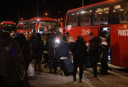 Refugiados da Ucrânia chegam a abrigo temporário em Korczowa, na Polônia