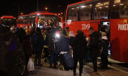 Refugiados da Ucrânia chegam a abrigo temporário em Korczowa, na Polônia
