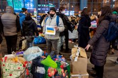 Pessoas esperam por refugiados em estação de trem nas proximidades da fronteira entre Rússia e Ucrânia